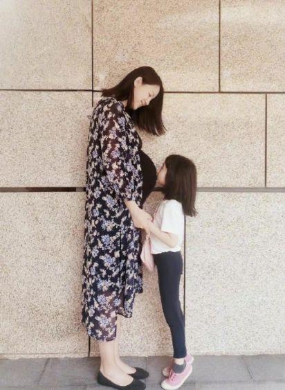 张梓琳宣布二胎产女公布二宝英文名晒抱宝宝照温馨幸福