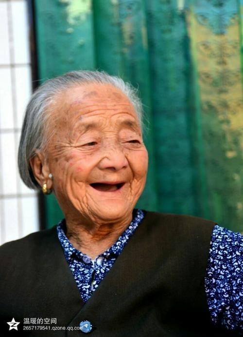"慈祥奶奶"一头白发,写满了岁月的痕迹.一张笑脸散发着亲情的力量.