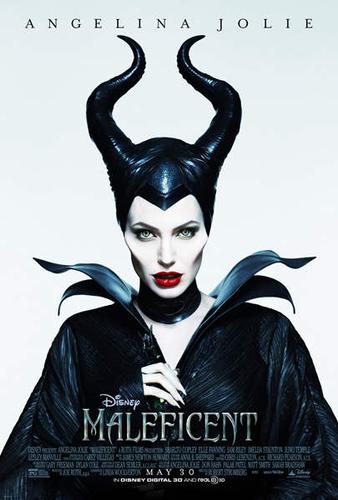 放出的首款官方海报不同的是,这一次邪恶女巫玛琳菲森以正面形象示人