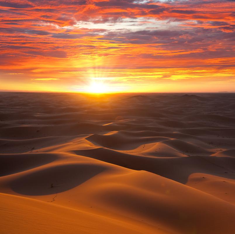 沙漠日落大道上,沙漠