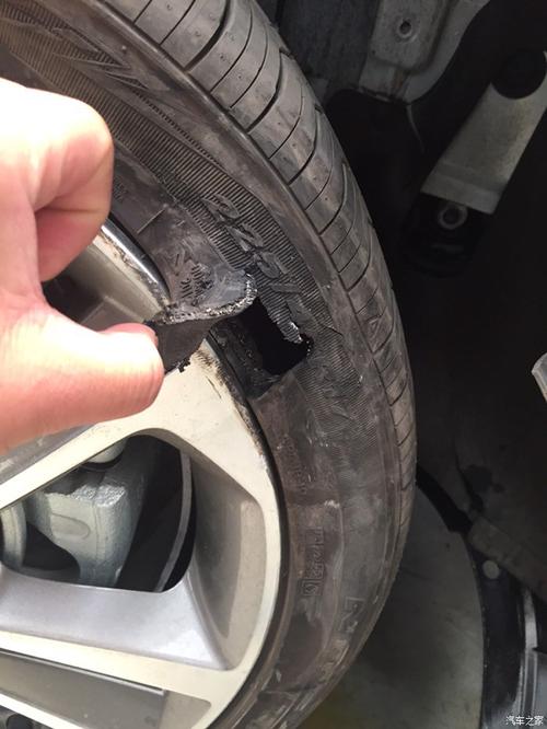 轮胎爆成这样,是由于操作不当导致?