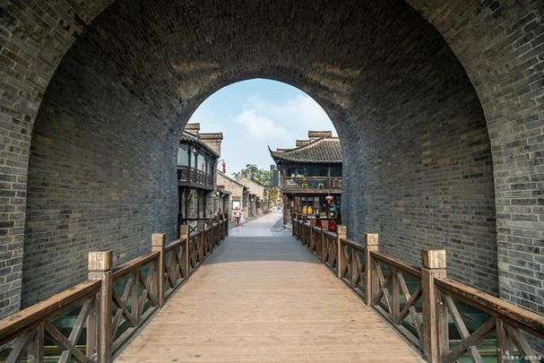 仓城古镇位于上海市松江区,是一座拥有悠久历史的古镇,距今已有数百年