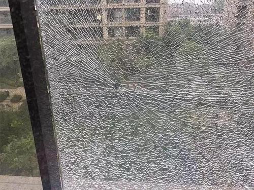 杭州一小区12户人家的窗户被打碎有人推迟搬家