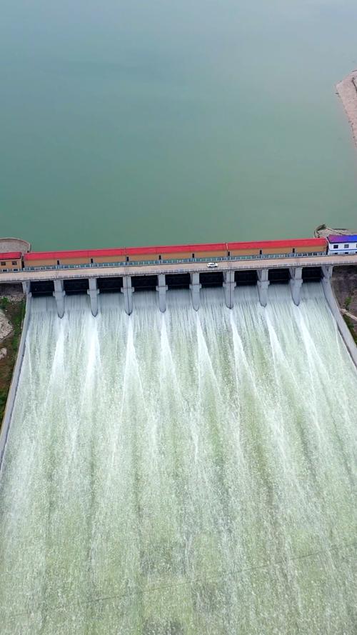 河北国家级岳城水库,已超出警戒水位3米多,即将接近大坝顶部,现9闸