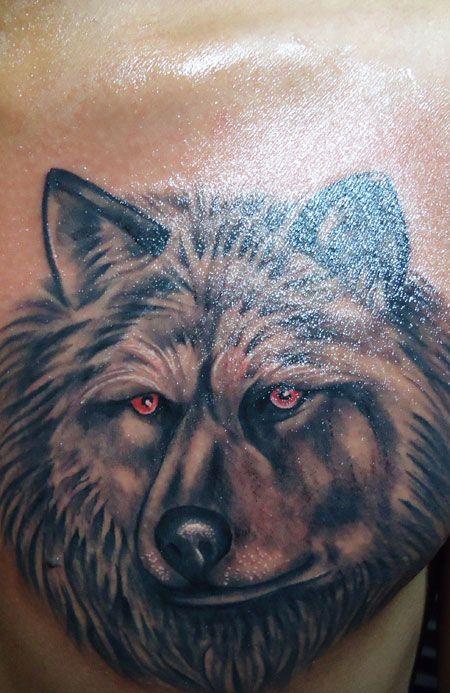 胸前的狼头纹身图案