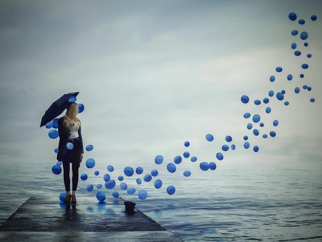 人物美女模特金发妇女用伞自然风景气球艺术设计建筑码头水天空云雨伞