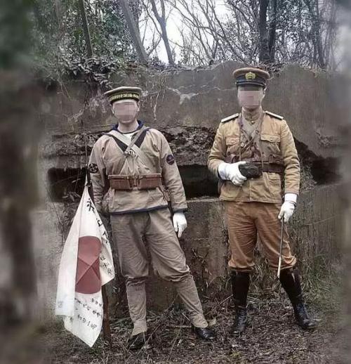 87三张照片中的第一张,两人身着日本海军昭和12年式陆战队士兵服与