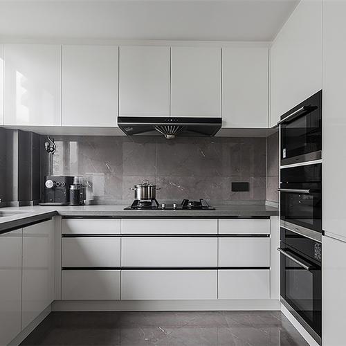 另外厨房的橱柜都选择了白色系,搭配上灰色大理石背景墙