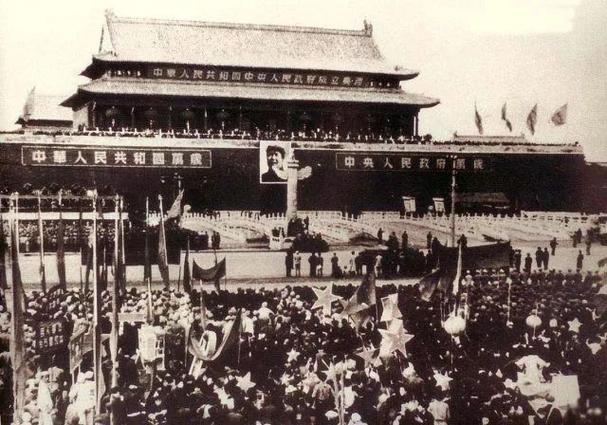 1949年10月1日,新中国开国大典在天安门广场举行.