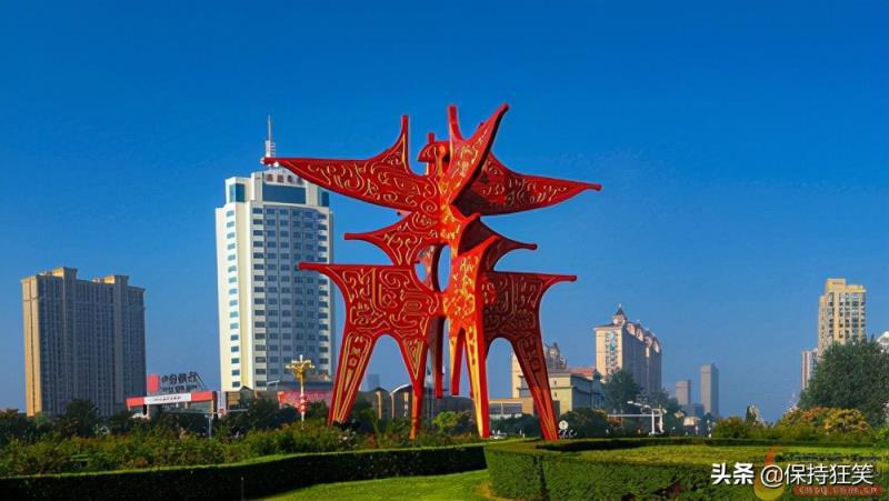 商字是商丘市的城市地标,雕塑高21米,横向跨度22米,屹立在2500平方米