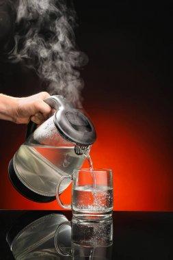 黑茶壶的特写视图黑色热蒸汽黑茶壶的特写视图黑色热蒸汽