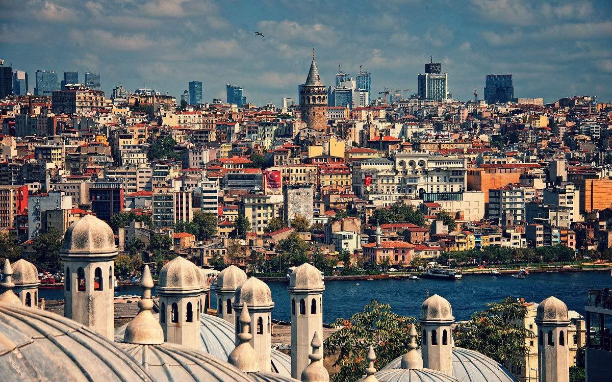 土耳其最大城市和港口 全国的金融贸易,文化,和交通中心 也是世界上
