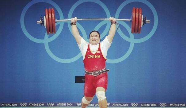 如今的中国运动员在国际上特别活跃,其中有一个举重运动员,她叫唐功红
