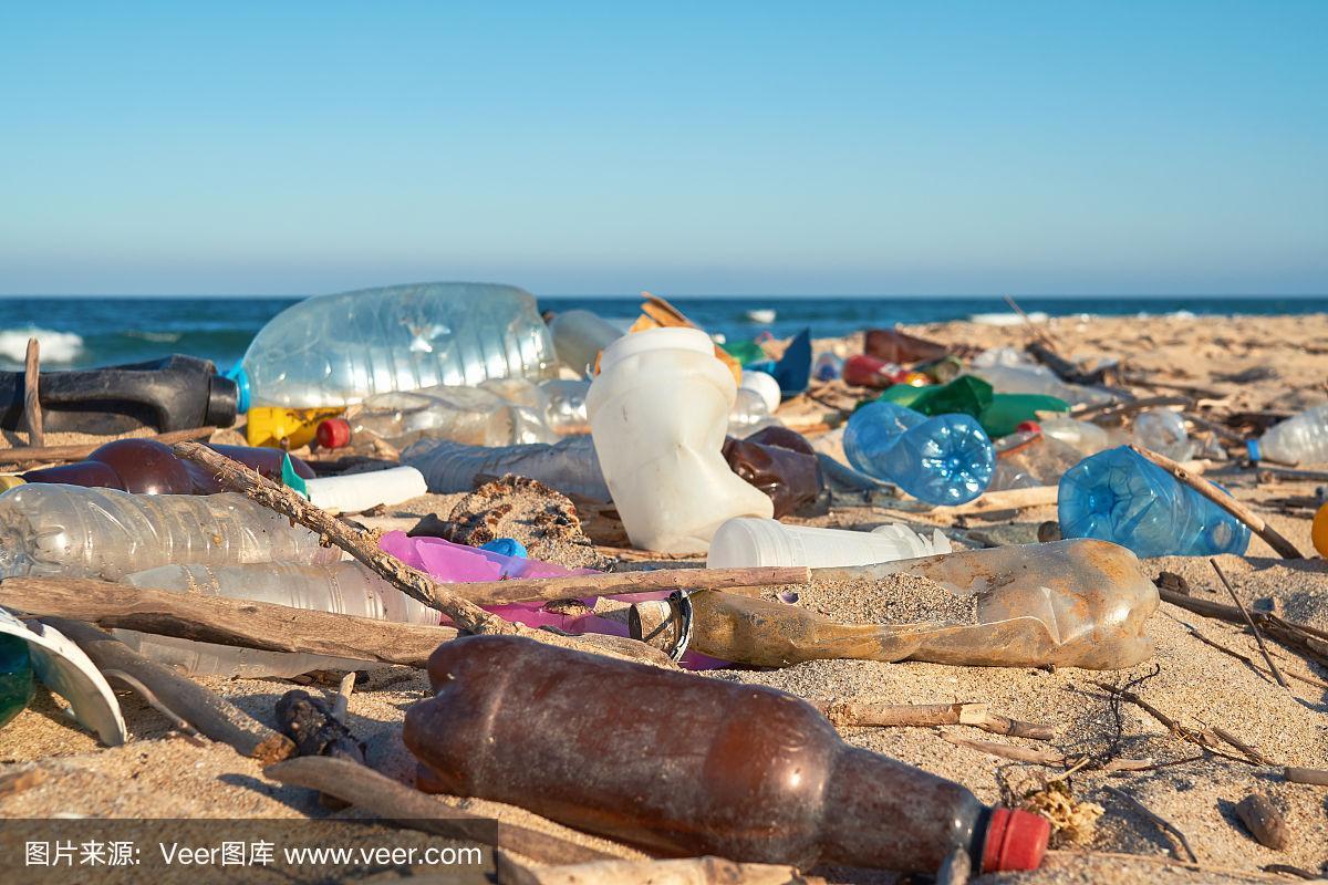 空的用过的脏塑料瓶.黑海肮脏的沙滩.环境污染.生态问题