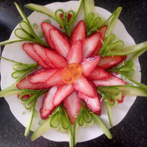 今天我来给大家做一个漂亮的水果拼盘 写美篇这是我做的草莓拼盘哦