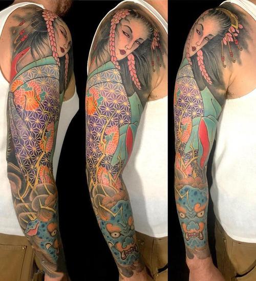 日本艺妓纹身花臂男生手臂上彩色的艺妓纹身图片