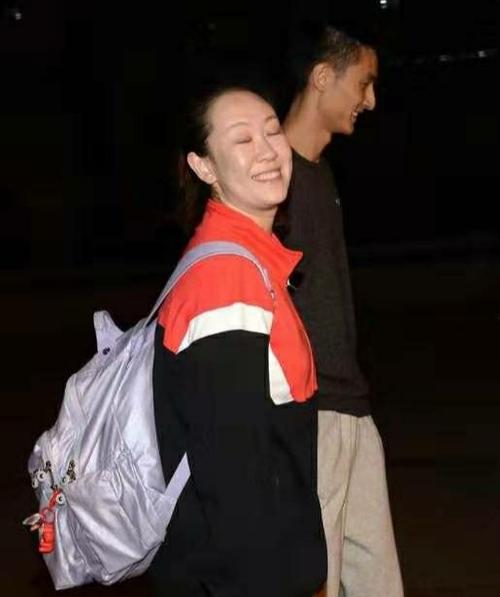 老公全程陪着老婆打球!30岁米杨很幸福,进不进国家队已经不重要