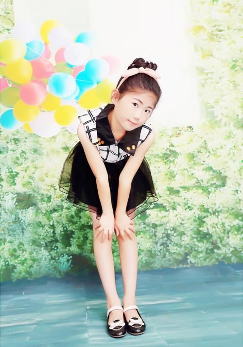 我是王梓璇,今年11岁.我喜欢跳舞,表演,是一名活泼开朗的小姑娘.