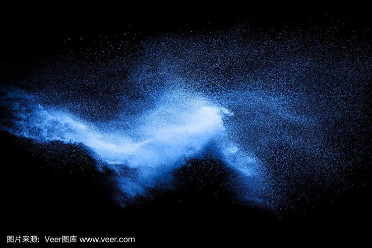 抽象的蓝色粉尘爆炸在黑色背景上,抽象的蓝色粉末飞溅在黑色背景上