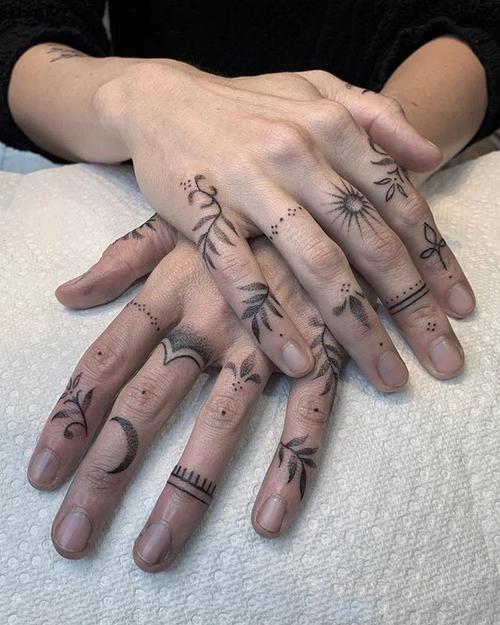 一组个性独特的手指纹身图案手指纹身