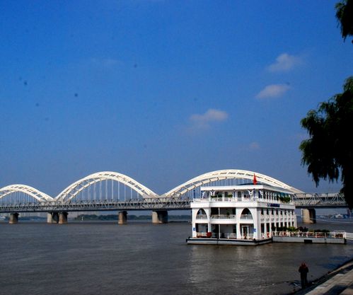 松花江铁路大桥,已是哈尔滨的城市名片.
