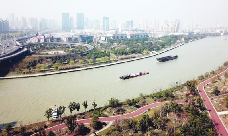 整治后的京杭大运河吴江段沿岸面貌一新,原先破旧的河畔成为"黄金地".