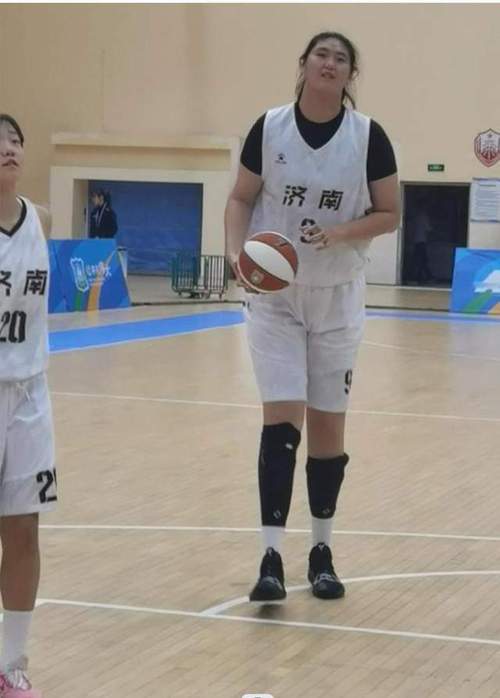 济南队的头号球星张子宇,2007年5月出生于济南,如今16岁,身高已经达到