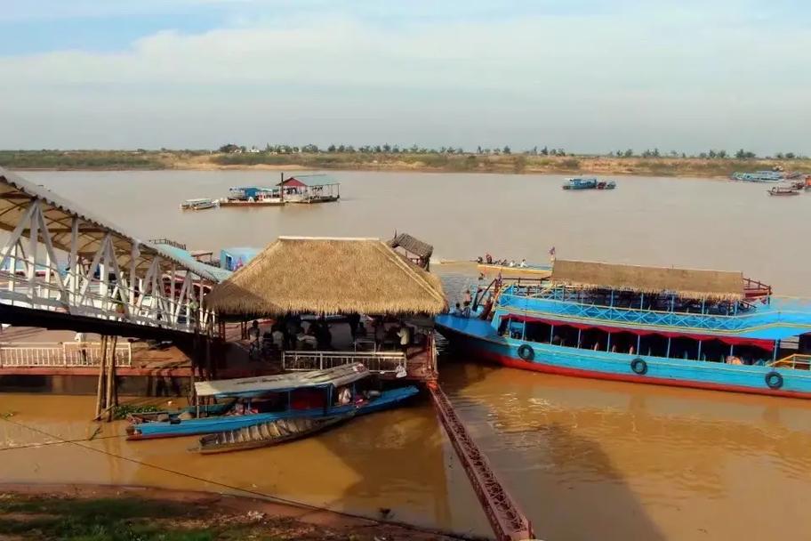 柬埔寨洞里萨湖又名金边湖,是东南亚最大的淡水湖,是东南亚最大 - 抖
