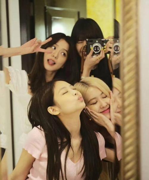 blackpink女团成员有lisa,jennie(金珍妮),rose和jisso(金智秀)四闺女