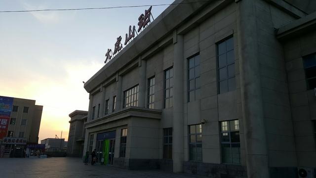 一直以来,坐火车前往黑山,只能在大虎山站下车.