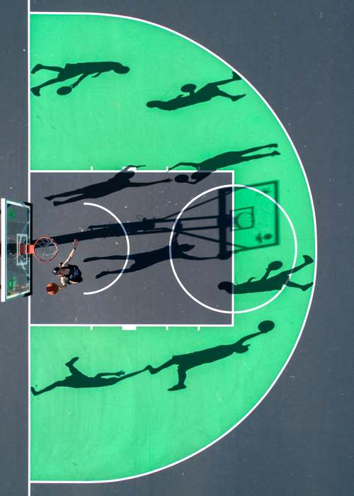 篮筐与禁区:城市篮球场航拍的几何美学