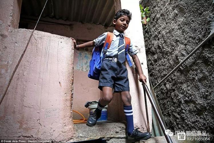 从印度的贫民窟到奥斯卡颁奖典礼,这位小男孩的经历就像梦一般