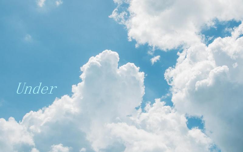 求一张桌面壁纸,上写有under sky is so blue的英文,是天空的图案