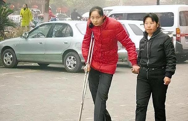 纪实世界第一女巨人来自中国安徽穿78码鞋子一顿吃6碗炒面