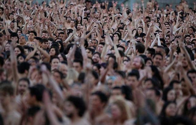 哥伦比亚6000人在广场裸体拍照 为和平"献身"(组图)