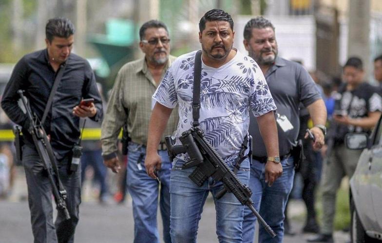 墨西哥毒枭处决大批俘虏,逼着下跪挨个枪毙,还扔到市长门口示威_腾讯