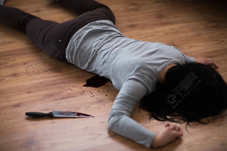 谋杀谋杀和人们观念死者的尸体和刀子躺在犯罪现场的地板上的血液舞台