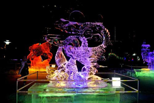 哈尔滨是中国冰雪艺术的摇篮,哈尔滨冰灯游园会创办于1963年,每年冬在