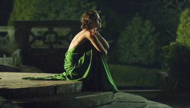 惊艳影史的绿裙子.英国电影《赎罪》是一部美到极致却也是让人压 - 抖