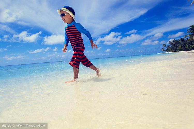 小男孩在热带海滩上戏水
