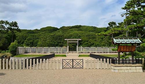 伯劳鸟 根据『日本书纪』记载,此地曾在兴建「仁德天皇陵墓」时,发生