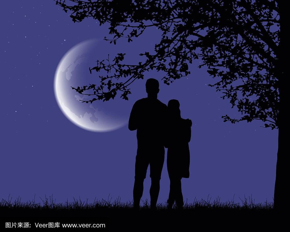 两个相爱的人拥抱着,看着一个明亮的月亮在一个浪漫的紫色夜空下与