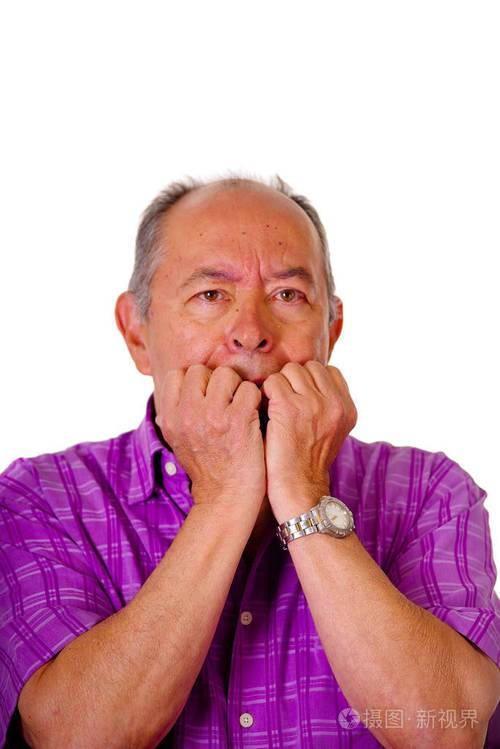 一个紧张成熟的男人用两只手在他嘴里穿紫色方形t恤在白色背景下的