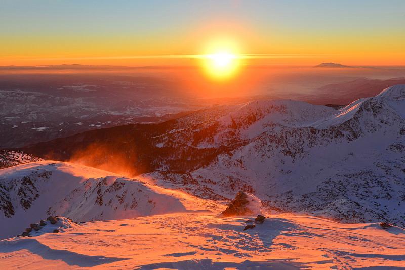山顶上美丽的日出.冬天冰雪覆盖的峰值图片