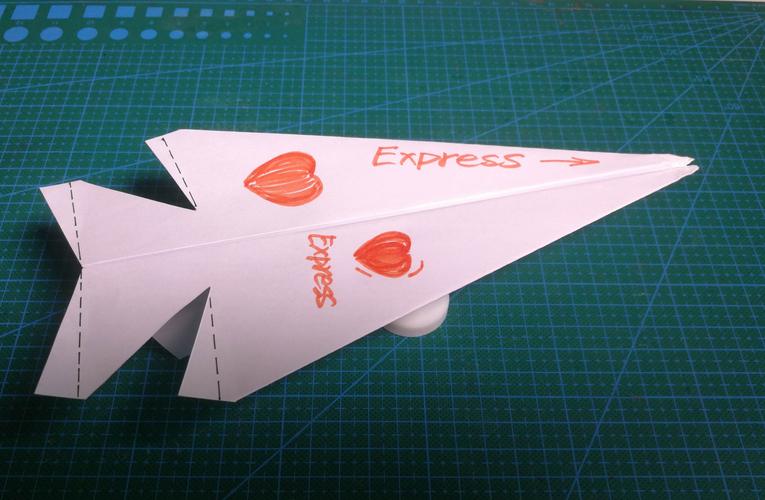 "爱心快递"纸飞机