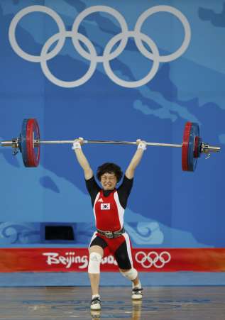 图文奥运女子举重53kg级韩国选手尹贞姬夺银牌