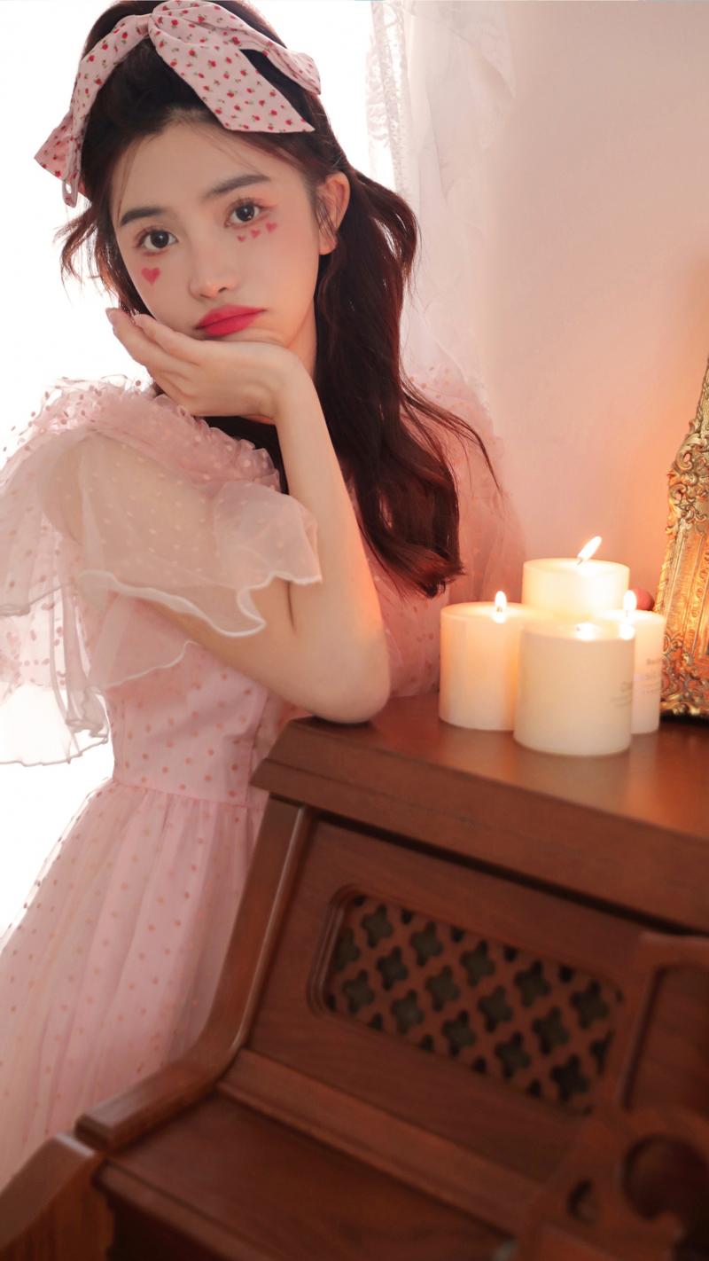 江亦祺 粉色裙子可爱美女 蜡烛 4k手机壁纸,是彼岸图网给您推荐的高清