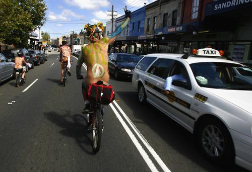 悉尼:自行车爱好者裸体骑车宣传环保