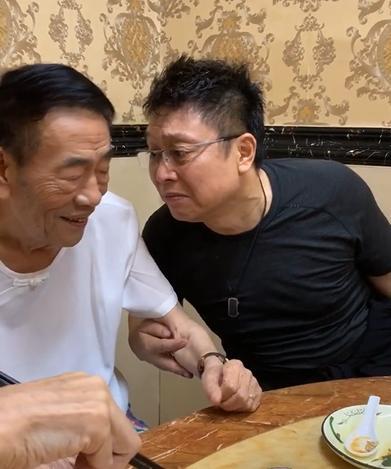 正文   7月14日晚上,双胞胎喜剧演员吴迪和吴悦在社交平台分享出一段