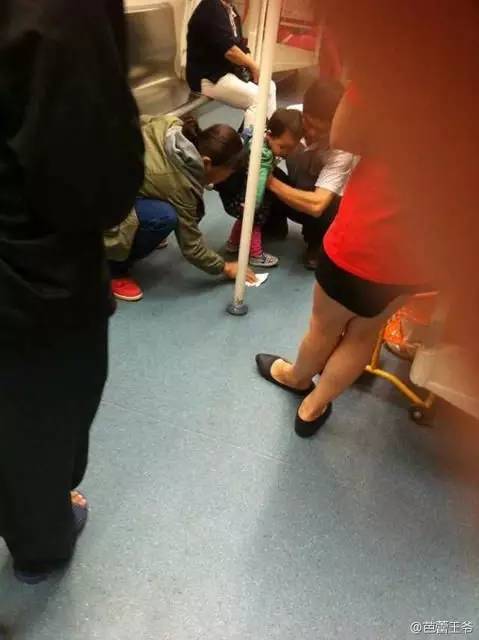 在深圳地铁罗宝线上,家长直接让孩子在地铁上大便,什么时候地铁变成了